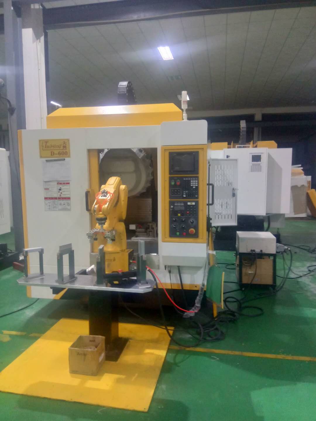 高速钻孔攻牙机D-600 (带机械手，全自动上下料）